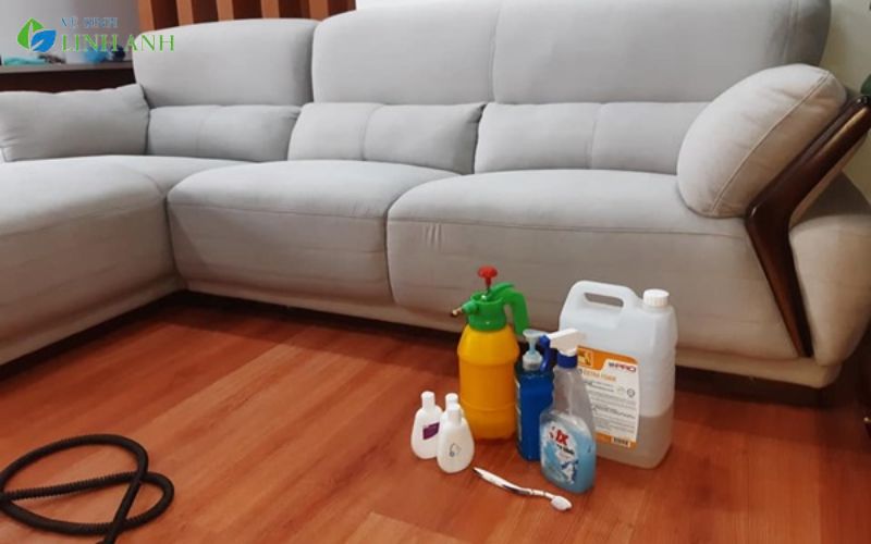 Mách bạn một vài dung dịch vệ sinh ghế sofa da an toàn, hiệu quả cao